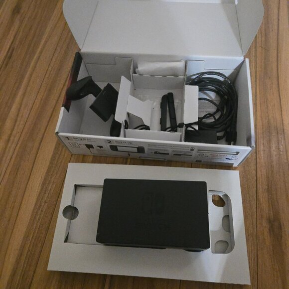 Nintendo Switch - Picture 2 of 4